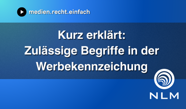 Blauer Farbverlauf mit weißer Schrift in der Mitte: Kurz erklärt: Zulässige Begriffe in der Werbekennzeichnung. Oben rechts ist ein Play-Zeichen mit dem Account-Namen medien.recht.einfach gesetzt.